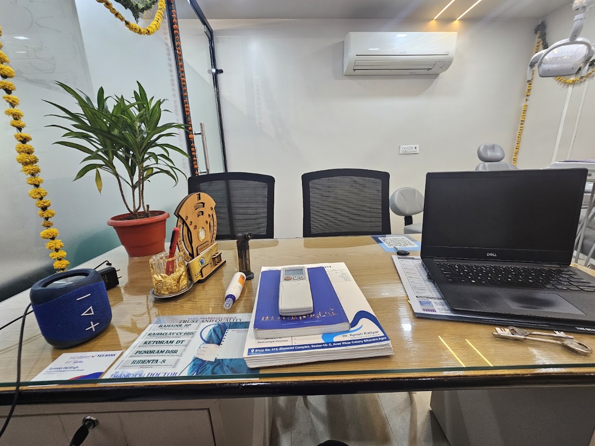 Consultation desk with digital X-ray viewer